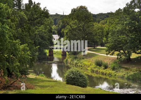 Double pont (Doppelbrucke) entre la Pologne et l'Allemagne sur la rivière Nysa Luzycka (Lausitzer Neisse) au parc Muzakowski (parc von Muskau) près de Leknica. Banque D'Images