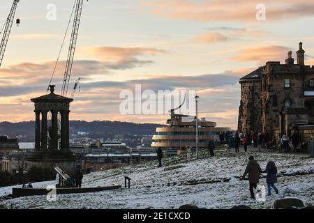 Le nouveau centre commercial St James Quarter est en spirale, avec une vue sur Calton Hill, Edinbugh. Pendant le soleil d'hiver avec neige de 2021 Banque D'Images