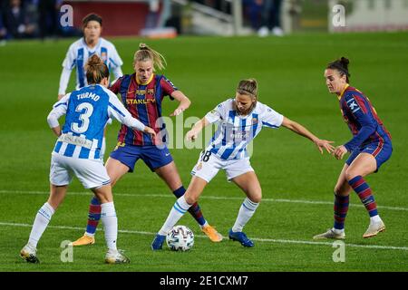 Barcelone, Espagne. 6 janvier 2021. Ana Crnogorcevic du FC Barcelone en action avec Marianela Szymanowski du RCD Espanyol lors du match Primera Iberdrola entre le FC Barcelone et le RCD Espanyol au Camp Nou à Barcelone, en Espagne. Crédit : Gerard Franco/DAX/ZUMA Wire/Alay Live News Banque D'Images