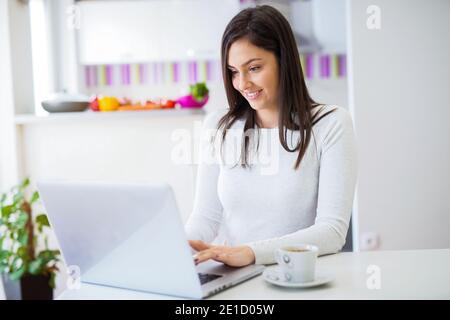 Jeune fille étudiante prenant la pause de studding et assis devant l'ordinateur . Banque D'Images