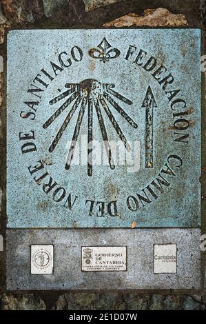 Plaque commémorative pointant vers le 'El Camino del Norte' de La route de Jacobean sur le Camino de Santiago comme elle Traverse la province de Cantab Banque D'Images