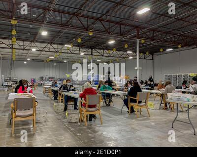 Lawrenceville, Géorgie, États-Unis. 6 janvier 2021. Les employés électoraux traitent les bulletins de vote par courrier à l'inscription des électeurs et aux élections du comté de Gwinnett. Crédit : Sue Dorfman/ZUMA Wire/Alay Live News Banque D'Images