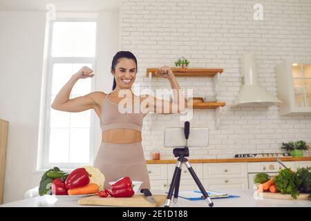 Un blogueur de forme physique énergique filmant vlog sur le régime végétarien et sain habitudes alimentaires Banque D'Images