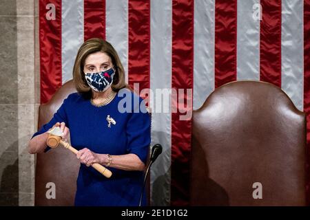 ÉTATS-UNIS. 06e janvier 2021. La présidente de la Chambre Nancy Pelosi assainit le bâbord après que le vice-président Mike Pence ait quitté le dais lors d'une session conjointe du Congrès pour certifier les résultats du Collège électoral 2020 à Capitol Hill à Washington, DC, le 6 janvier 2020. (Photo par Erin Schaff/Pool/Sipa USA) crédit: SIPA USA/Alay Live News Banque D'Images