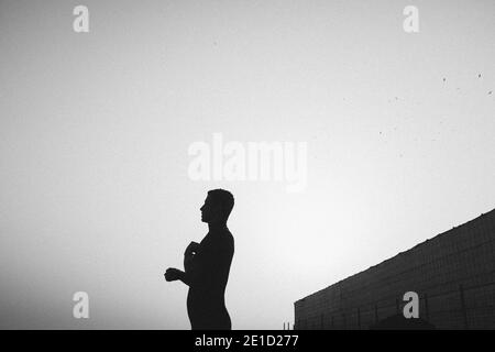 Silhouette d'une combinaison de surfeur Banque D'Images