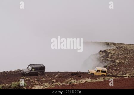 Deux véhicules sur route de terre, Tenerife, les îles Canaries, Espagne Banque D'Images