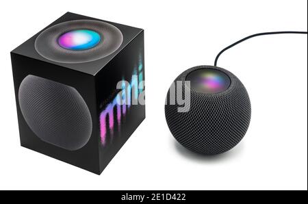 Une mini-enceinte Apple Smart Apple Homepod noire à côté de son emballage sur un arrière-plan blanc clair. Banque D'Images