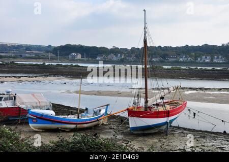 Des bateaux ont été transportés sur les flaques de boue pour l'hiver L'estuaire de Hayle à Cornwall.UK Banque D'Images