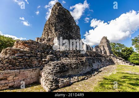 Ancien temple maya vue rapprochée avec trois pyramides à Xpujil, Mexique Banque D'Images