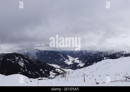 Skizentrum Sillian Hochpustertal dans une atmosphère sombre avec de lourds nuages. Station de ski de Sillian dans la vallée de Hochpustertal dans le Tyrol aux frontières entre aust Banque D'Images