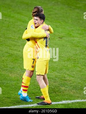 Bilbao, Espagne. 06 janvier 2021. Pedro Gonz‡lez célèbre avec son coéquipier Antoine Griezmann du FC Barcelone après avoir obtenu son but lors du match de la Liga entre l'Athletic Club Bilbao et le FC Barcelone au stade San Mames. Crédit : ion Alcoba/Capturasport/Alay Live News Banque D'Images