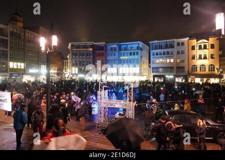 Stuttgart, Allemagne. 06e janvier 2021. Les participants participent à une démonstration sur la place du marché de Stuttgart. Plusieurs centaines d'opposants à Corona se sont rassemblés mercredi soir et, selon la police, ont violé les règlements. Credit: Andreas Rosar/dpa/Alay Live News Banque D'Images