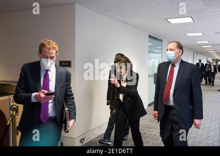 Washington DC, États-Unis. 06e janvier 2021. États-Unis sénateur Dianne Feinstein (démocrate de Californie) Et d'autres sénateurs évacuent dans un endroit sûr dans le bâtiment du Sénat Dirksen après que les votes électoraux aient été comptés lors d'une session conjointe du Congrès des États-Unis pour certifier les résultats de l'élection présidentielle de 2020 dans la Chambre des représentants de la Chambre des représentants des États-Unis au Capitole des États-Unis à Washington, DC le mercredi 6 janvier 2021, aussi interrompu que des milliers de manifestants de pr-Trump ont pris d'assaut le Capitole des États-Unis et les chambres de la Chambre des représentants. Crédit: Rod Lamkey/CNP/MediaPunch crédit: MediaPunch Inc/Alam Banque D'Images