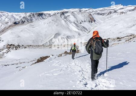 Deux alpinistes marchant dans la neige sur les sommets de la Sierra Nevada. Banque D'Images