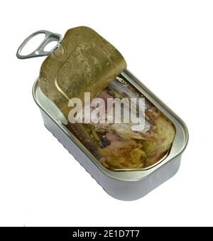 Boîte ouverte de sardines. Boîte en aluminium, nourriture en conserve isolée sur fond blanc. Banque D'Images