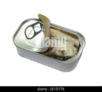 Boîte ouverte de sardines. Boîte en aluminium, nourriture en conserve isolée sur fond blanc. Banque D'Images
