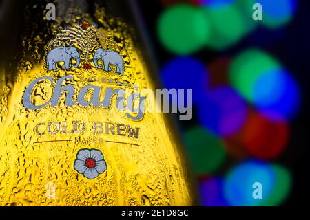 BANGKOK, THAÏLANDE, MAI 15 2020, la bouteille dewy de la bière de marque Chang, gros plan, les lumières colorées sur un fond. Banque D'Images