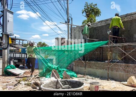 BANGKOK, THAÏLANDE, JUIN 20 2020, les travailleurs réparent le mur du corral dans la rue Banque D'Images