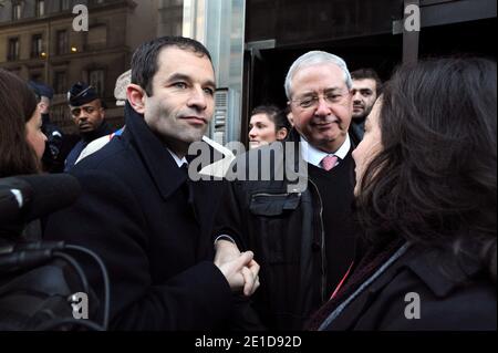 Benoit Hamon, porte-parole du Parti socialiste et Jean-Paul Huchon, président socialiste du conseil régional d'Ile-de-France ont vénus soutenir le collectif Jeudi Noir qui occupe un immeuble au 22 avenue Matignon locataire a AXA a Paris, France le 10 janvier 2011. Photo Pierre Meunière/ABACAPRESS.COM Banque D'Images