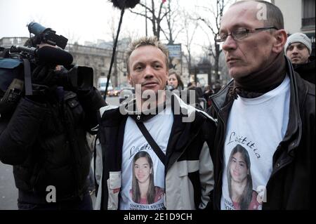 Le pere biologique de Laetitia Perrais, Franck Perrais s'est rendu devant le palais de l'Elysée ou le Président Nicolas Sarkozy a recommandé Michelle et Gilles Patron, la famille d'accueil de Laetitia a Paris, France, le 31 janvier 2011. Il a finalement ete brievement recu par un conseiller du président. Photo de Mousse/ABACAPRESS.COM Banque D'Images