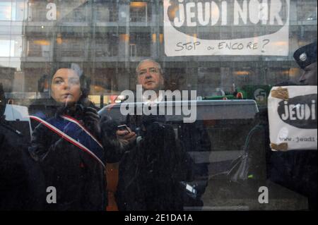 Emmanuelle Cosse, vice-présidente du Conseil régional d'Ile-de-France, chargee du logement, et Jean-Paul Huchon, président socialiste du conseil régional d'Ile-de-France, soutenir le collectif Jeudi Noir qui PE un immeuble au 22 avenue Matignon locataire AXA le 10 janvier 2011. Photo Pierre Meunière/ABACAPRESS.COM Banque D'Images