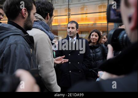 Benoit Hamon, porte-parole du Parti socialiste et Laurianne Deniaud, présidente du MJS (mouvement des jeunes sociétés) ont vénus soutenir le collectif Jeudi Noir qui occupe un immeuble au 22 avenue Matignon apparat AXA a Paris, France le 10 janvier 2011. Photo Pierre Meunière/ABACAPRESS.COM Banque D'Images