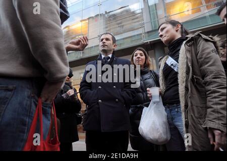 Benoit Hamon, porte-parole du Parti socialiste et Laurianne Deniaud, présidente du MJS (mouvement des jeunes sociétés) ont vénus soutenir le collectif Jeudi Noir qui occupe un immeuble au 22 avenue Matignon apparat AXA a Paris, France le 10 janvier 2011. Photo Pierre Meunière/ABACAPRESS.COM Banque D'Images