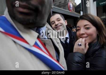 Benoit Hamon, porte-parole du Parti socialiste et Laurianne Deniaud, présidente du MJS (mouvement des jeunes sociétés) ont vénus soutenir le collectif Jeudi Noir qui occupe un immeuble au 22 avenue Matignon apparat AXA a Paris, France le 10 janvier 2011. Photo Pierre Meunière/ABACAPRESS.COM Banque D'Images