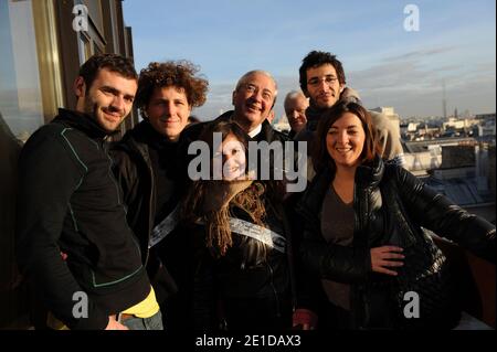 Les mémoires du collectif Jeudi Noir Julien Bayou, Simon Cottin-Marx, Ophelie, Jean-Paul Huchon, Président socialiste du conseil régional d'Ile-de-France et Laurianne Deniaud, Presidente du MJS (mouvement des jeunes Socialistes) Vénus soutenir le collectif Jeutif Noir d'un collectif, membre Simon collectif Pendentif l'occupation par collectif Jeudi Noir d'un immeuble au 22 avenue Matignon appartenant a AXA a Paris, France le 10 janvier 2011. Photo Pierre Meunière/ABACAPRESS.COM Banque D'Images