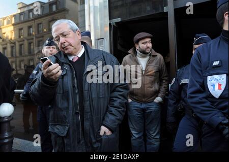 Jean-Paul Huchon, président social du conseil régional d'Ile-de-France venu soutenir le collectif Jeudi Noir qui occupe un immeuble au 22 avenue Matignon appartenant a AXA a Paris, France le 10 janvier 2011. Photo Pierre Meunière/ABACAPRESS.COM Banque D'Images