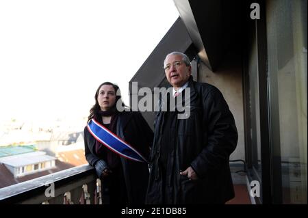 Emmanuelle Cosse, vice-présidente du Conseil régional d'Ile-de-France, chargee du logement, et Jean-Paul Huchon, président socialiste du conseil régional d'Ile-de-France, soutenir le collectif Jeudi Noir qui PE un immeuble au 22 avenue Matignon locataire AXA le 10 janvier 2011. Photo Pierre Meunière/ABACAPRESS.COM Banque D'Images