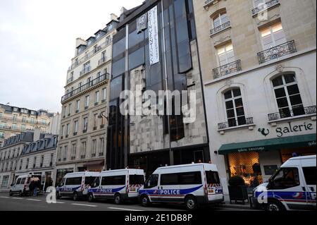 Le collectif Jeudi Noir occupe l'immeuble du 22 avenue Matignon appartenant a AXA a Paris, France le 10 janvier 2011. Photo Pierre Meunière/ABACAPRESS.COM Banque D'Images