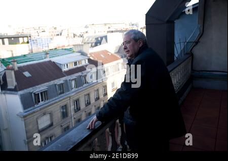 Jean-Paul Huchon, président social du conseil régional d'Ile-de-France venu soutenir le collectif Jeudi Noir suspendu l'occupation par ce collectif d'un immeuble au 22 avenue Matignon appartenant a AXA a Paris, France le 10 janvier 2011. Photo Pierre Meunière/ABACAPRESS.COM Banque D'Images