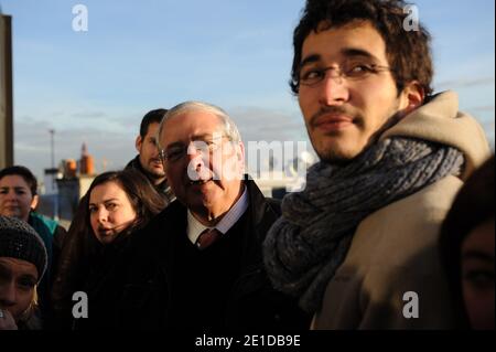 Jean-Paul Huchon, président social du conseil régional d'Ile-de-France venu soutenir le collectif Jeudi Noir aux cotes d'un membre du collectif Simon Cottin-Marx, suspendu l'occupation par ollectif Jeudi Noir d'un immeuble au 22 avenue Matignon a locataire AXA a Paris, France le 2011 janvier 10. Photo Pierre Meunière/ABACAPRESS.COM Banque D'Images