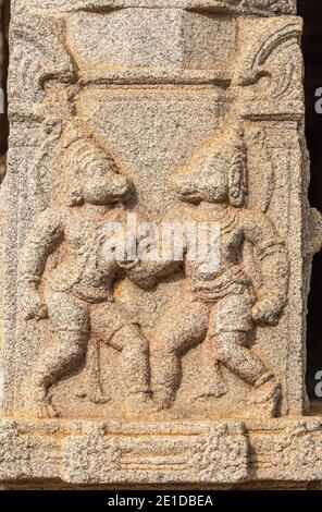 Hampi, Karnataka, Inde - 5 novembre 2013 : temple de Sri Krishna en ruines. Gros plan de la pierre beige endommagé couple de singes en plein air Hanuman. Banque D'Images