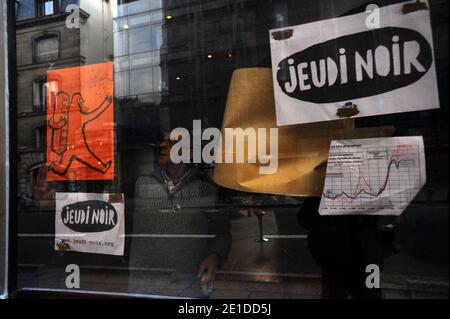 Le collectif Jeudi Noir occupant un immeuble au 22 avenue Matignon appartenant a AXA a Paris, France le 8 janvier 2011. Photo Pierre Meunière/ABACAPRESS.COM Banque D'Images