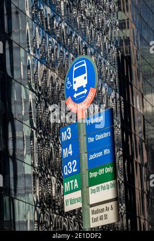 Le panneau d'information de l'arrêt de bus est situé à la 40ème rue E. sur Madison Avenue, NYC, USA Banque D'Images