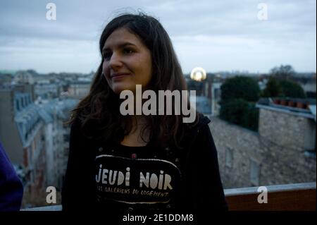 Membre de Jeudi Noir Ophelie a l'interieur de l'immeuble que le collectif Jeudi Noir occupant au 22 avenue Matignon appartenant a AXA a Paris, France le 8 janvier 2011. Photo Pierre Meunière/ABACAPRESS.COM Banque D'Images