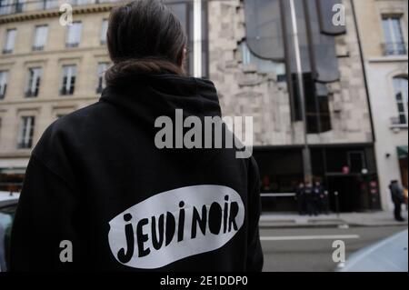 Le collectif Jeudi Noir occupant un immeuble au 22 avenue Matignon appartenant a AXA a Paris, France le 8 janvier 2011. Photo Pierre Meunière/ABACAPRESS.COM Banque D'Images