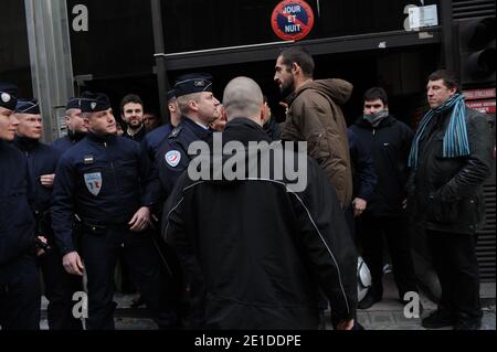 Augustin Legrand devant l'immeuble que le collectif Jeudi Noir occupant au 22 avenue Matignon appartenant a AXA a Paris, France le 8 janvier 2011. Photo Pierre Meunière/ABACAPRESS.COM Banque D'Images