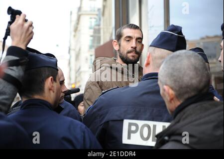 Augustin Legrand devant l'immeuble que le collectif Jeudi Noir occupant au 22 avenue Matignon appartenant a AXA a Paris, France le 8 janvier 2011. Photo Pierre Meunière/ABACAPRESS.COM Banque D'Images