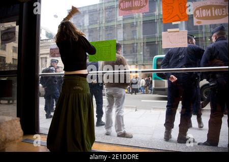 France, Paris, 8 janvier 2011. Le collectif Jeudi Noir occupe un immeuble au 20 avenue Matignon a Paris. L'immeuble est la propriété d'AXA. Banque D'Images