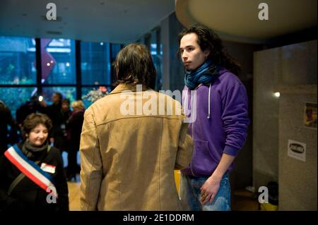 Membre de Jeudi Noir Jonathan a l'interieur de l'immeuble que le collectif Jeudi Noir occupant au 22 avenue Matignon appartenant a AXA a Paris, France le 8 janvier 2011. Photo Pierre Meunière/ABACAPRESS.COM Banque D'Images