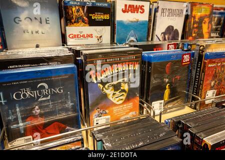 Barnes & Noble Booksellers DVD Display, New York, États-Unis Banque D'Images