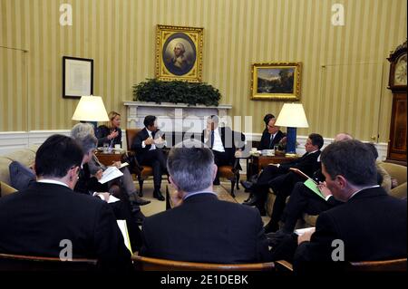 Le président américain Barack Obama rencontre le président français Nicolas Sarkozy en présence de leurs conseillers dans le bureau ovale de la Maison Blanche à Washington, DC, Etats-Unis, le 10 janvier 2011. Les deux dirigeants ont discuté de l'économie mondiale et de la sécurité internationale. Photo par Elodie Gregoire/ABACAPRESS.COM Banque D'Images