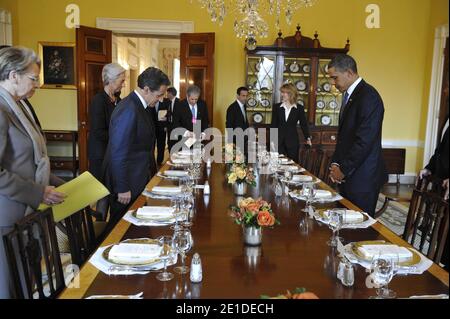 Le président américain Barack Obama et le président français Nicolas Sarkozy et leurs conseillers sont photographiés lors d'un déjeuner de travail à la Maison Blanche à Washington, DC, USA, le 10 janvier 2011. Les deux dirigeants ont discuté de l'économie mondiale et de la sécurité internationale. Photo par Elodie Gregoire/ABACAPRESS.COM Banque D'Images