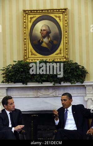 Le président américain Barack Obama rencontre le président français Nicolas Sarkozy en présence de leurs conseillers dans le bureau ovale de la Maison Blanche à Washington, DC, Etats-Unis, le 10 janvier 2011. Les deux dirigeants ont discuté de l'économie mondiale et de la sécurité internationale. Photo par Elodie Gregoire/ABACAPRESS.COM Banque D'Images