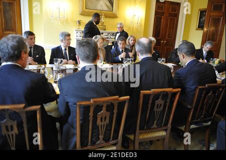 Le président américain Barack Obama et le président français Nicolas Sarkozy et leurs conseillers sont photographiés lors d'un déjeuner de travail à la Maison Blanche à Washington, DC, USA, le 10 janvier 2011. Les deux dirigeants ont discuté de l'économie mondiale et de la sécurité internationale. Photo par Elodie Gregoire/ABACAPRESS.COM Banque D'Images