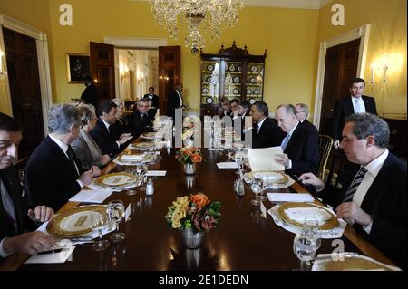 Le président américain Barack Obama et le président français Nicolas Sarkozy et leurs conseillers sont photographiés lors d'un déjeuner de travail à la Maison Blanche à Washington, DC, USA, le 10 janvier 2011. Les deux dirigeants ont discuté de l'économie mondiale et de la sécurité internationale. Photo par Elodie Gregoire/ABACAPRESS.COM Banque D'Images