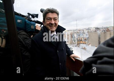 Le depute europeen et président du Parti de Gauche Jean-Luc Melenson est venu au sud le collectif Jeudi Noir qui occupe un immeuble au 22 avenue Matignon appartenant a AXA a Paris, France le 11 janvier 2011. Photo Pierre Meunière/ABACAPRESS.COM Banque D'Images